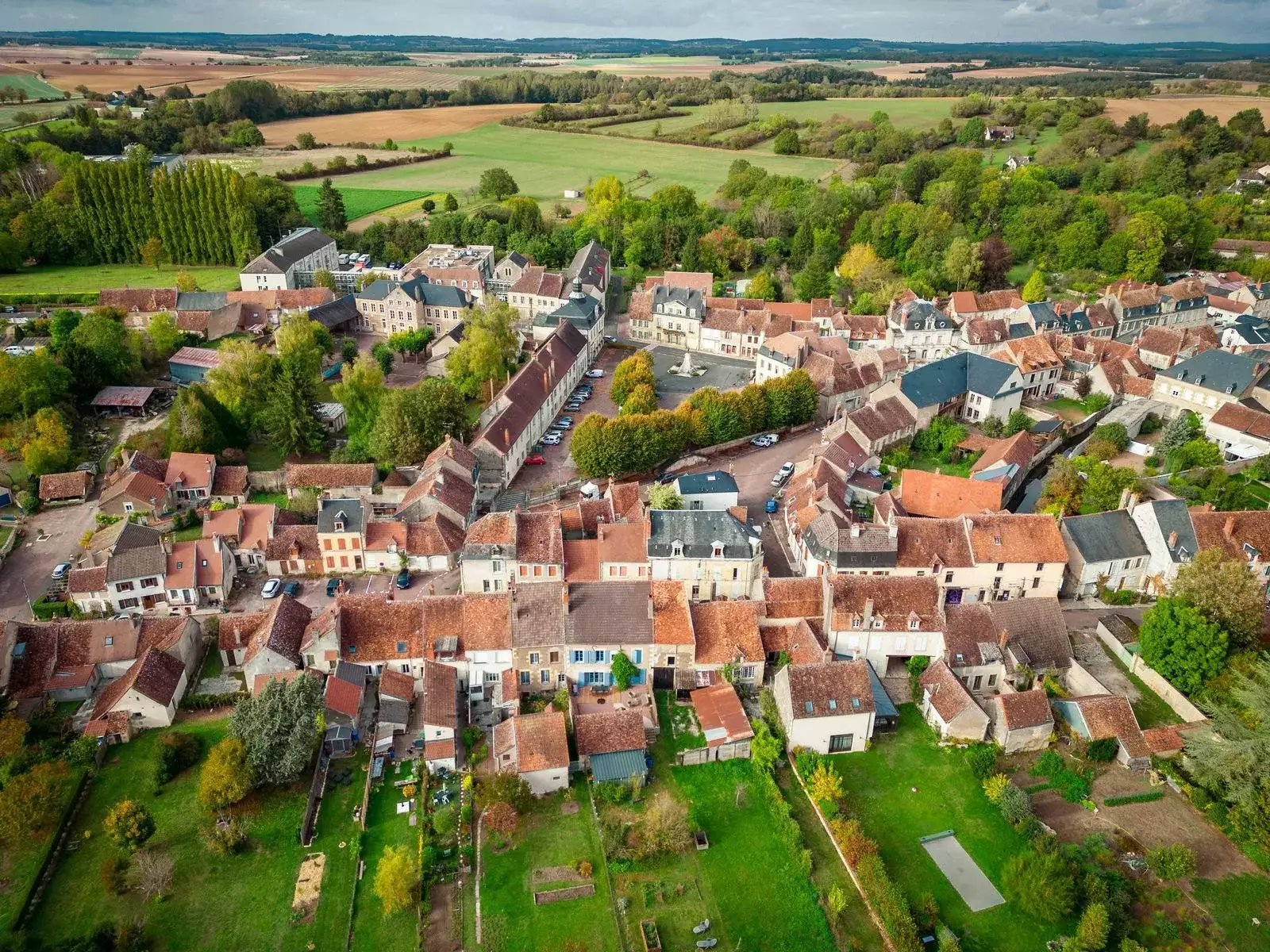photo aérienne d'un village bourguignon