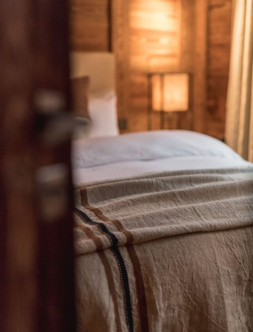 Chambre chaleureuse et alpine au Refuge du Mont d’Arbois, hôtel de luxe à Saint-Gervais.