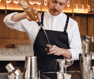 Barman préparant un cocktail au Refuge du Mont d’Arbois, hôtel bar à Saint-Gervais.