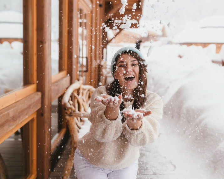 Clientèle profitant de la neige au Refuge du Mont d’Arbois, hôtel spa de luxe.