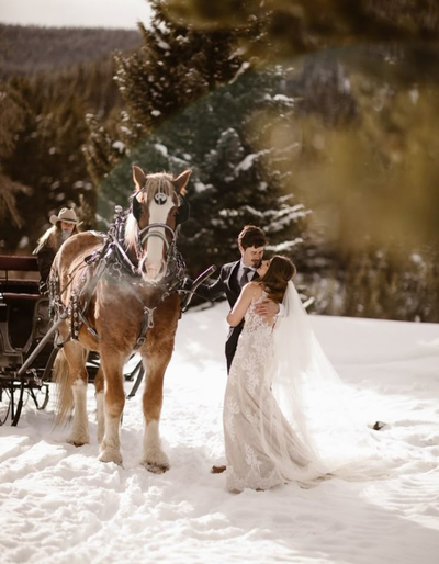 Couple célébrant son mariage au Refuge du Mont d’Arbois, cadre authentique et raffiné.