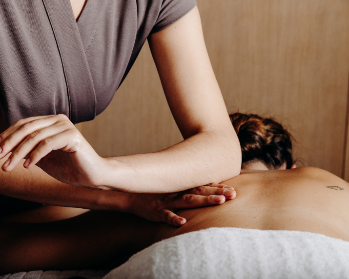Femme au spa du Refuge du Mont d’Arbois contemplant la vue sur les montagnes.