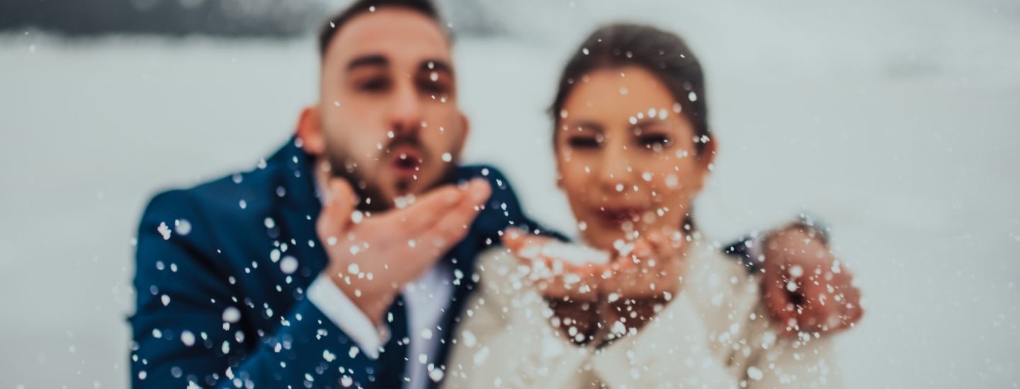 Couple souriant profitant d’un moment convivial au Refuge Chez La’ Tante, Megève