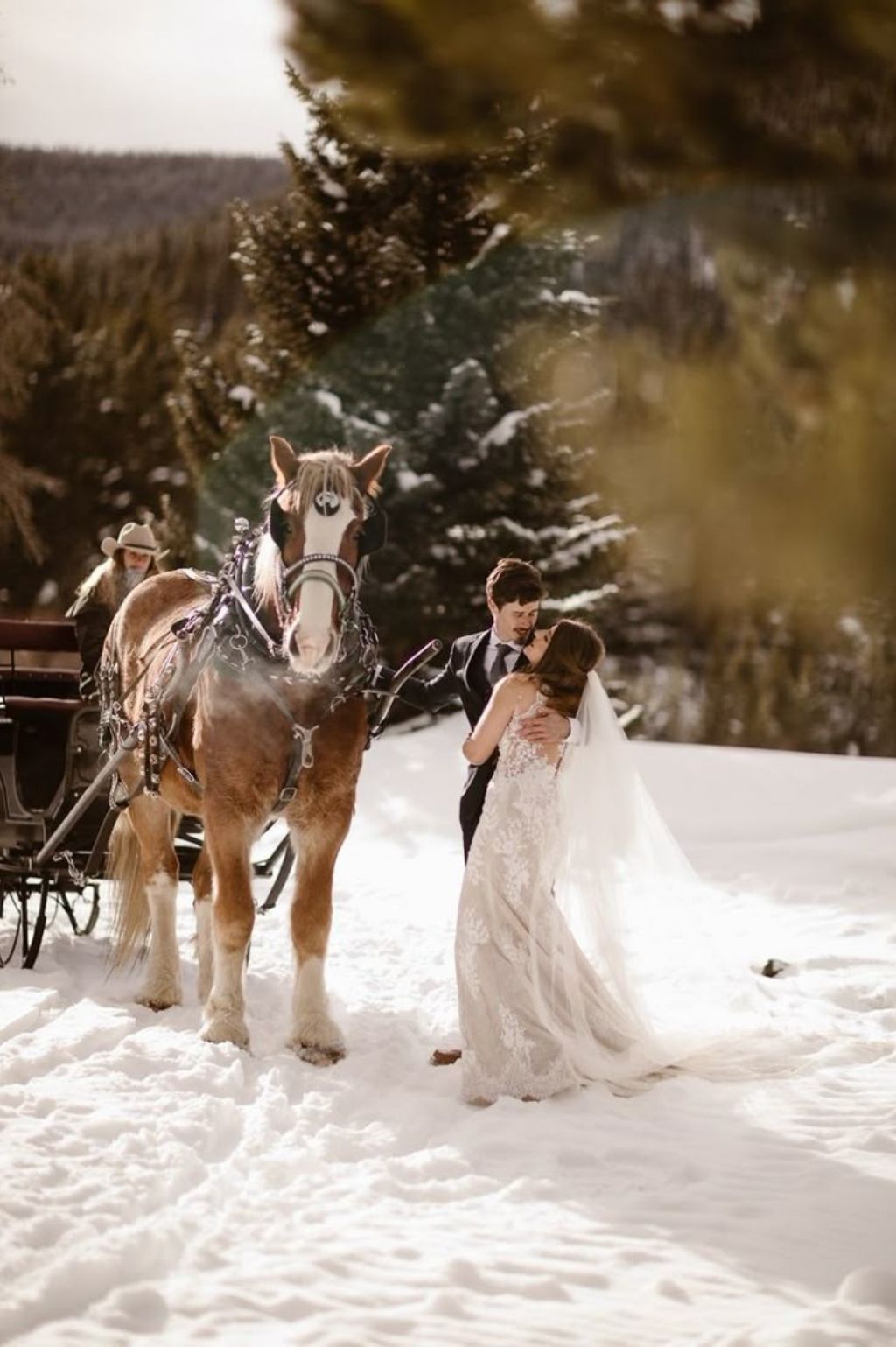 Femme marchant dans la neige entre les sapins près du Refuge Chez La Tante, Megève.