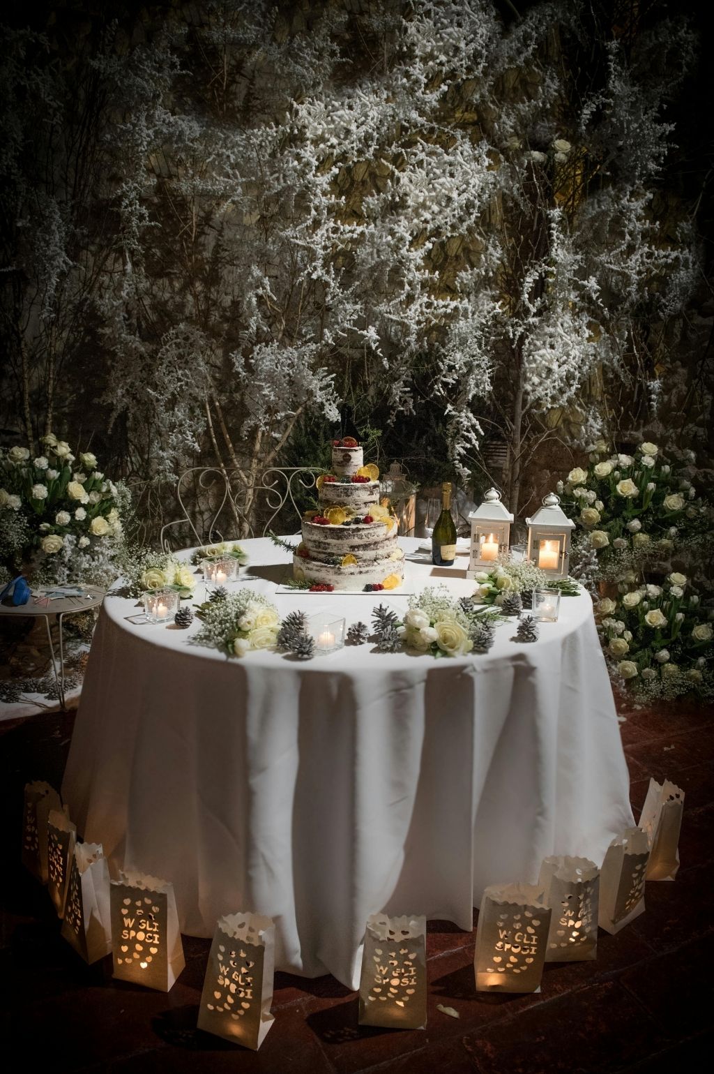 Table décorée avec guirlandes lumineuses et ambiance chaleureuse au Refuge Chez La Tante — Megève.