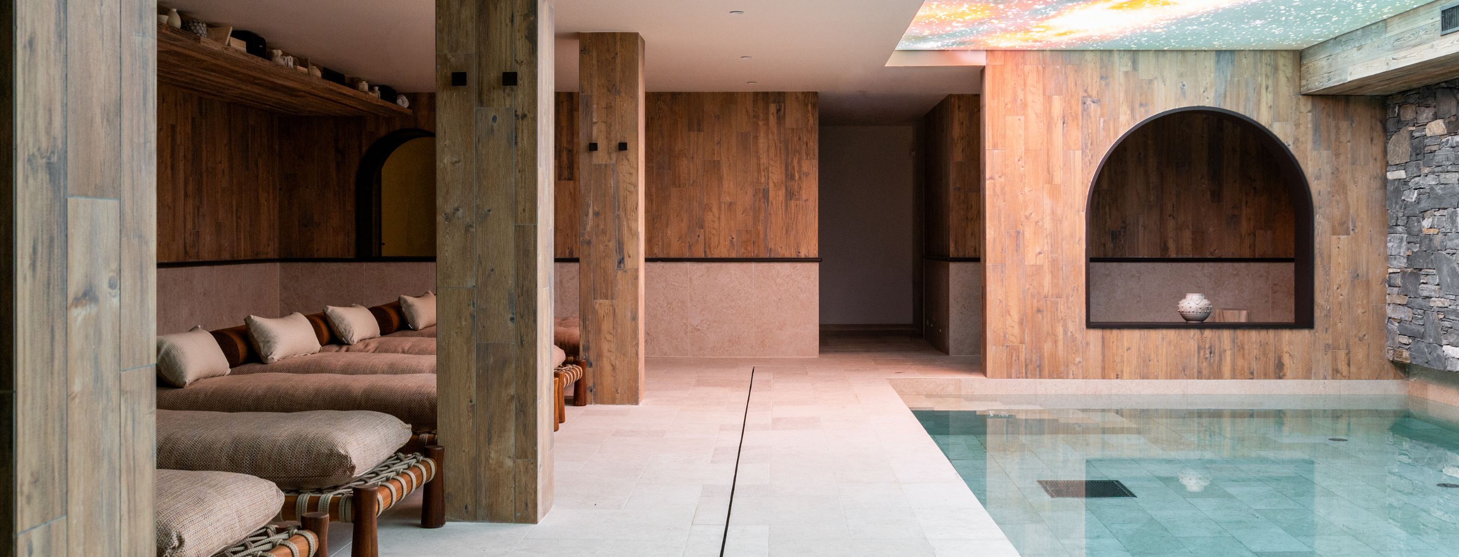Intérieur chaleureux d’un chalet alpin avec cheminée allumée et décoration en bois au Refuge Chez La’ Tante, Megève