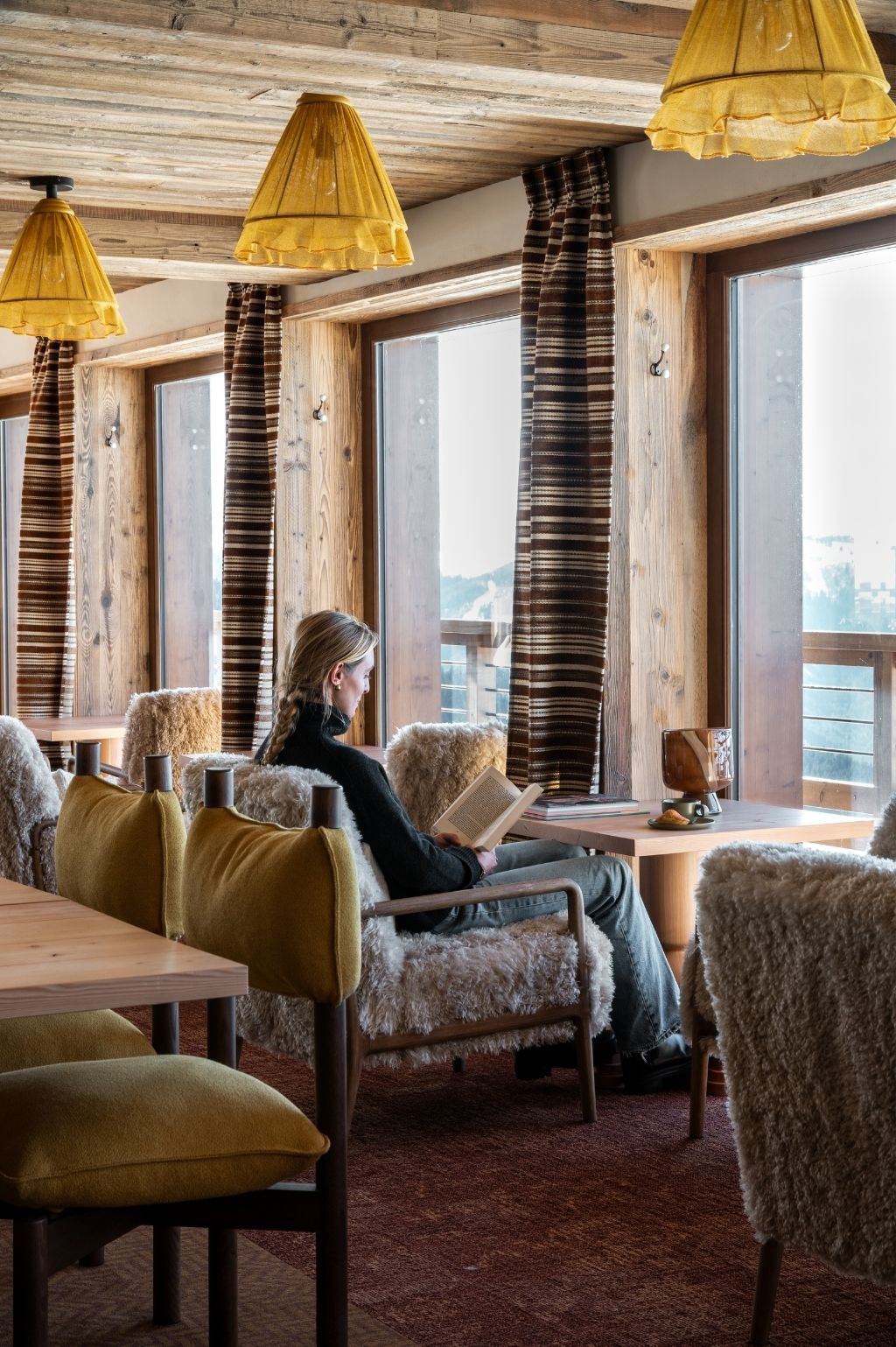 Plat savoyard traditionnel près d’un feu de cheminée au Refuge Chez La Tante — Megève.