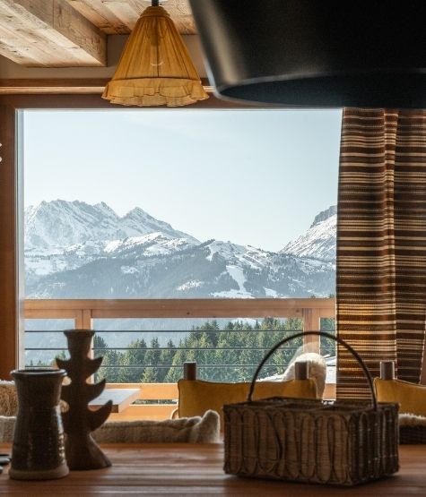 Salle à manger raffinée avec arches en pierre au Refuge Chez La Tante — Megève.