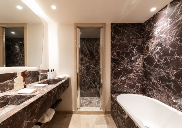 Salon design de la suite Arbois, au Refuge chez la Tante à Saint-Gervais Megève