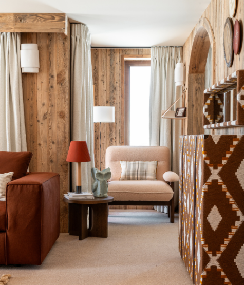 Couloir voûté en pierre menant aux suites du Refuge Chez La Tante — Megève.