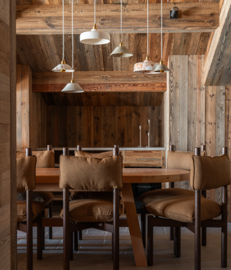 Salle à manger rustique avec poutres apparentes au Refuge Chez La Tante — Megève.