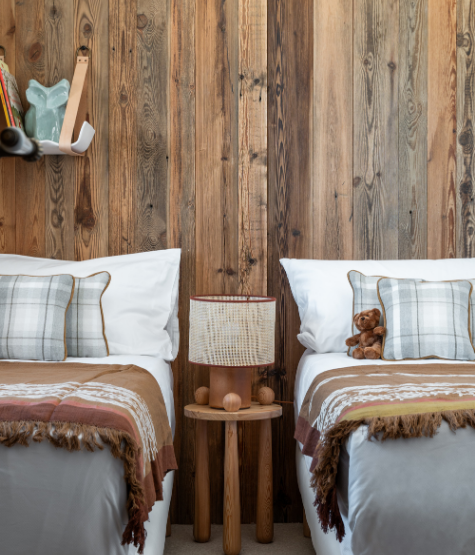 Salle à manger lumineuse avec grandes fenêtres donnant sur la montagne à Megève.