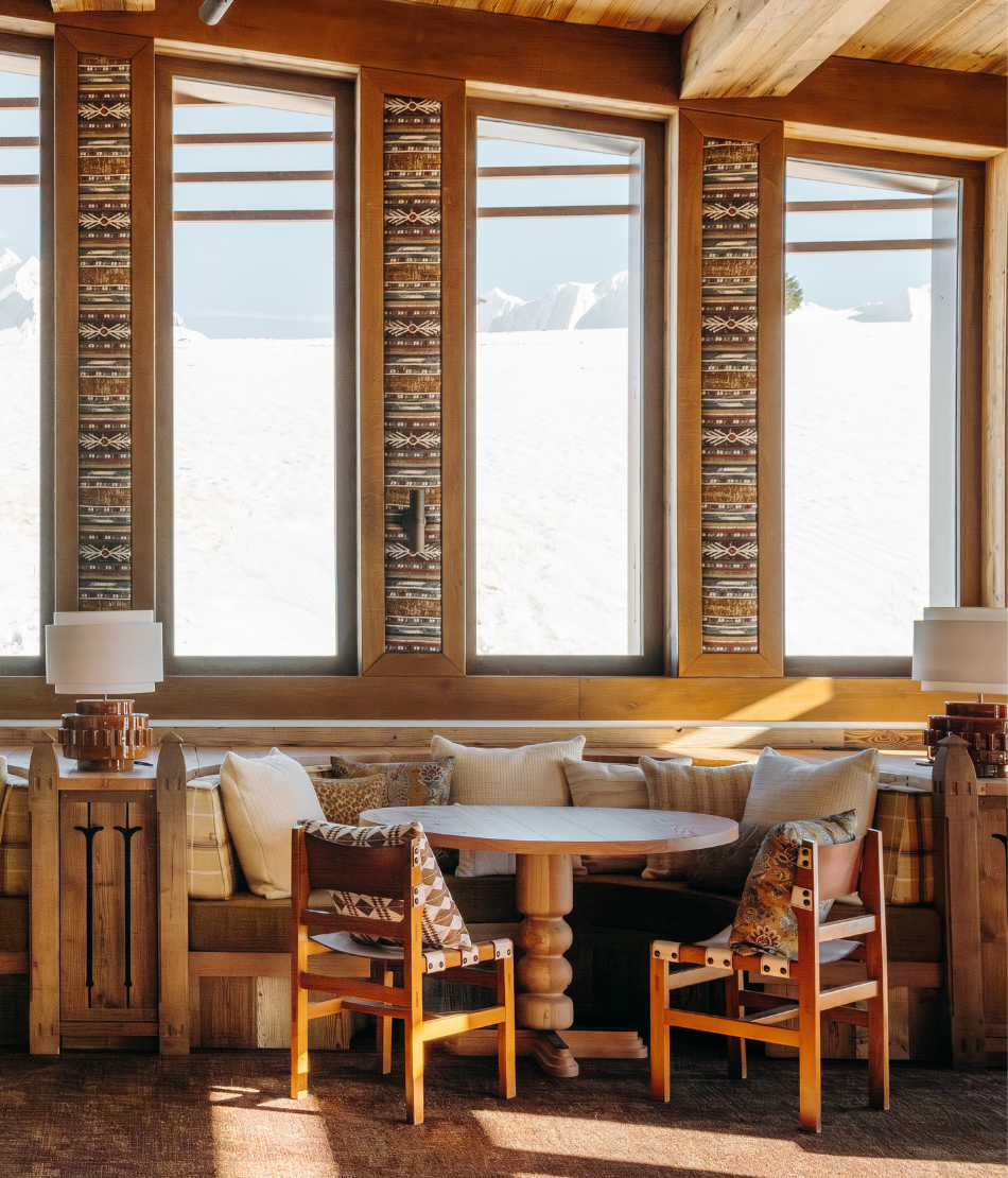Table avec tasses de café et ambiance cosy au Refuge Chez La Tante — Megève.