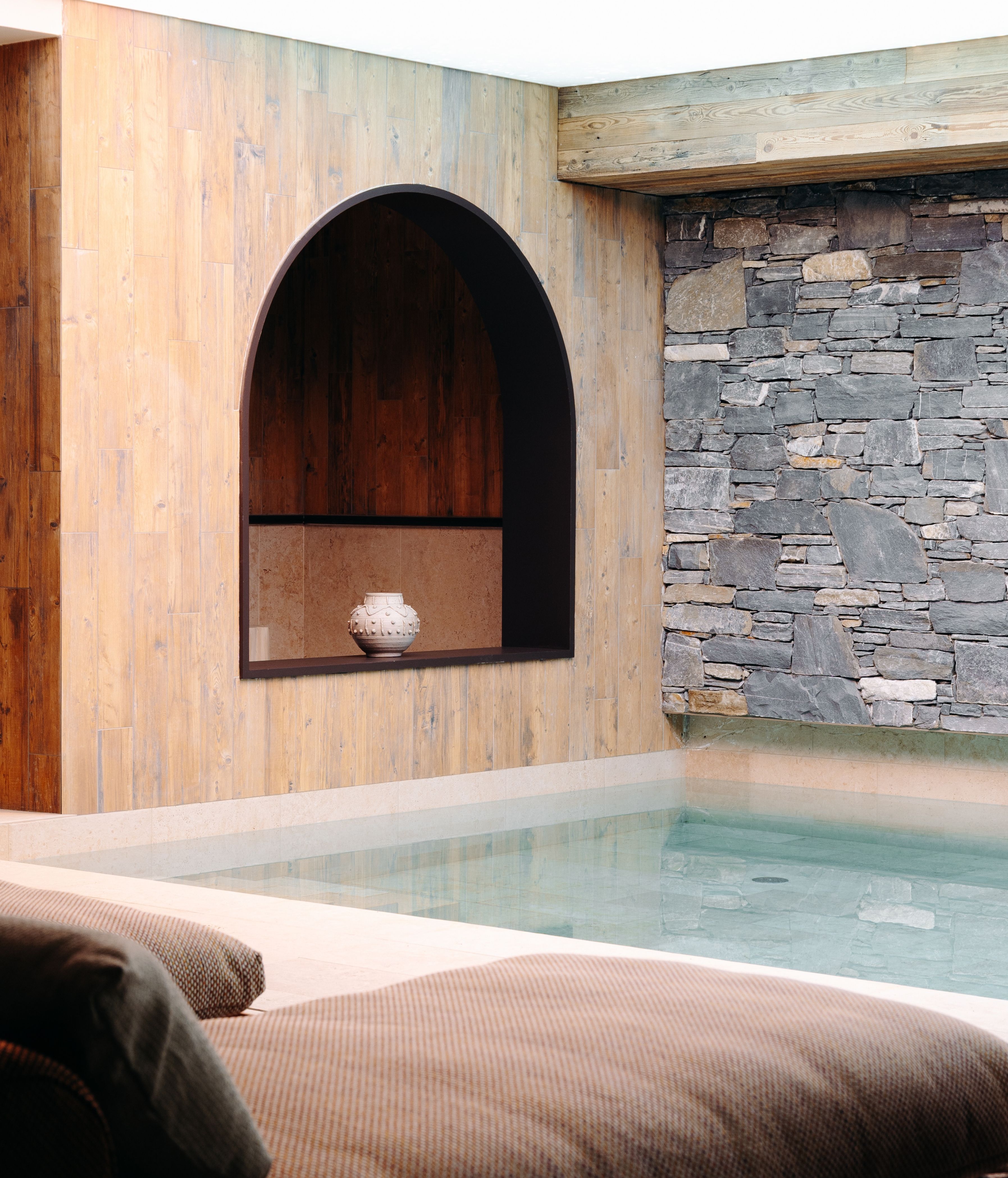 Femme dans la piscine au Refuge Chez La Tante à Saint-Gervais Megève