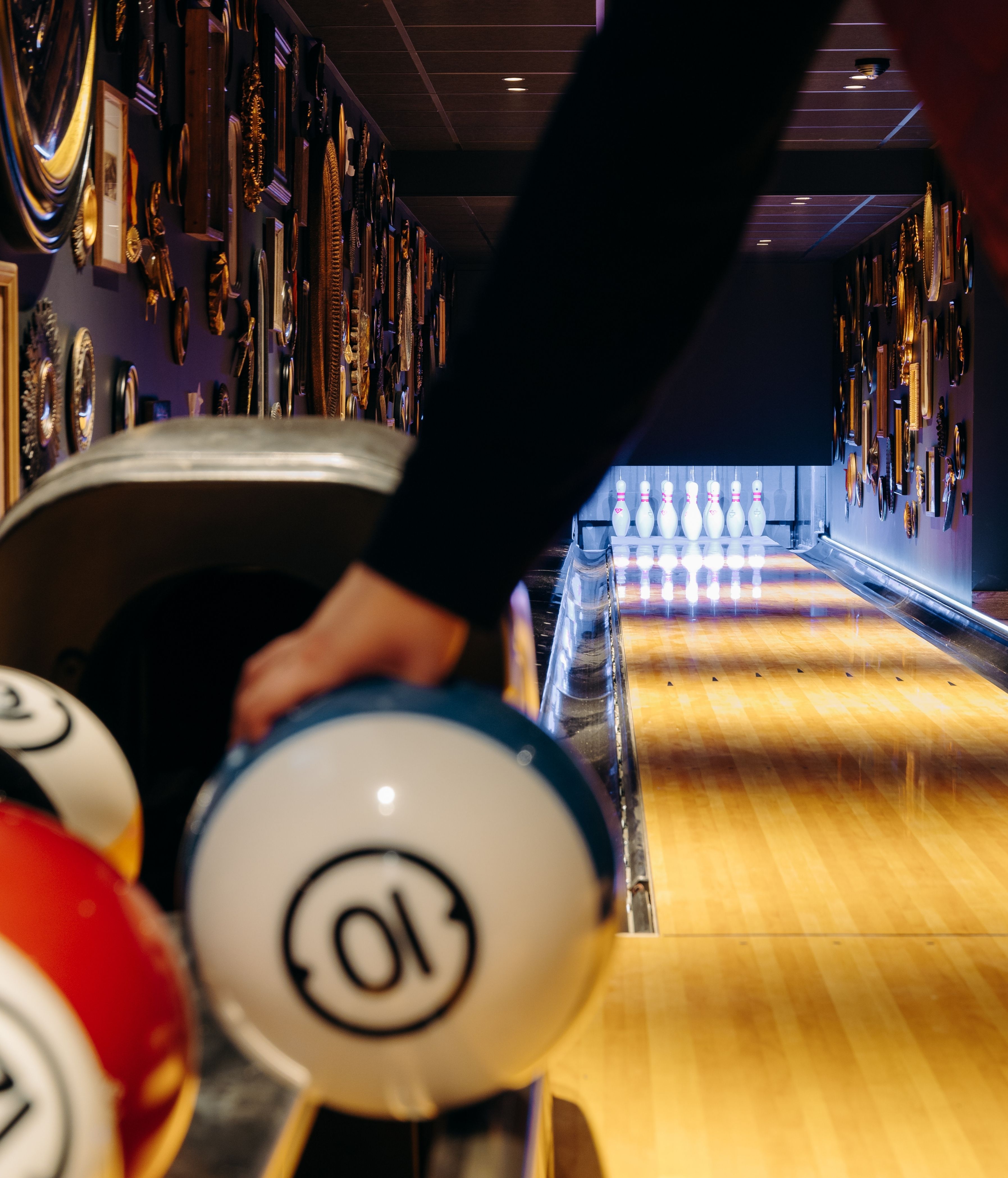 Télécabine survolant les montagnes enneigées à Megève.