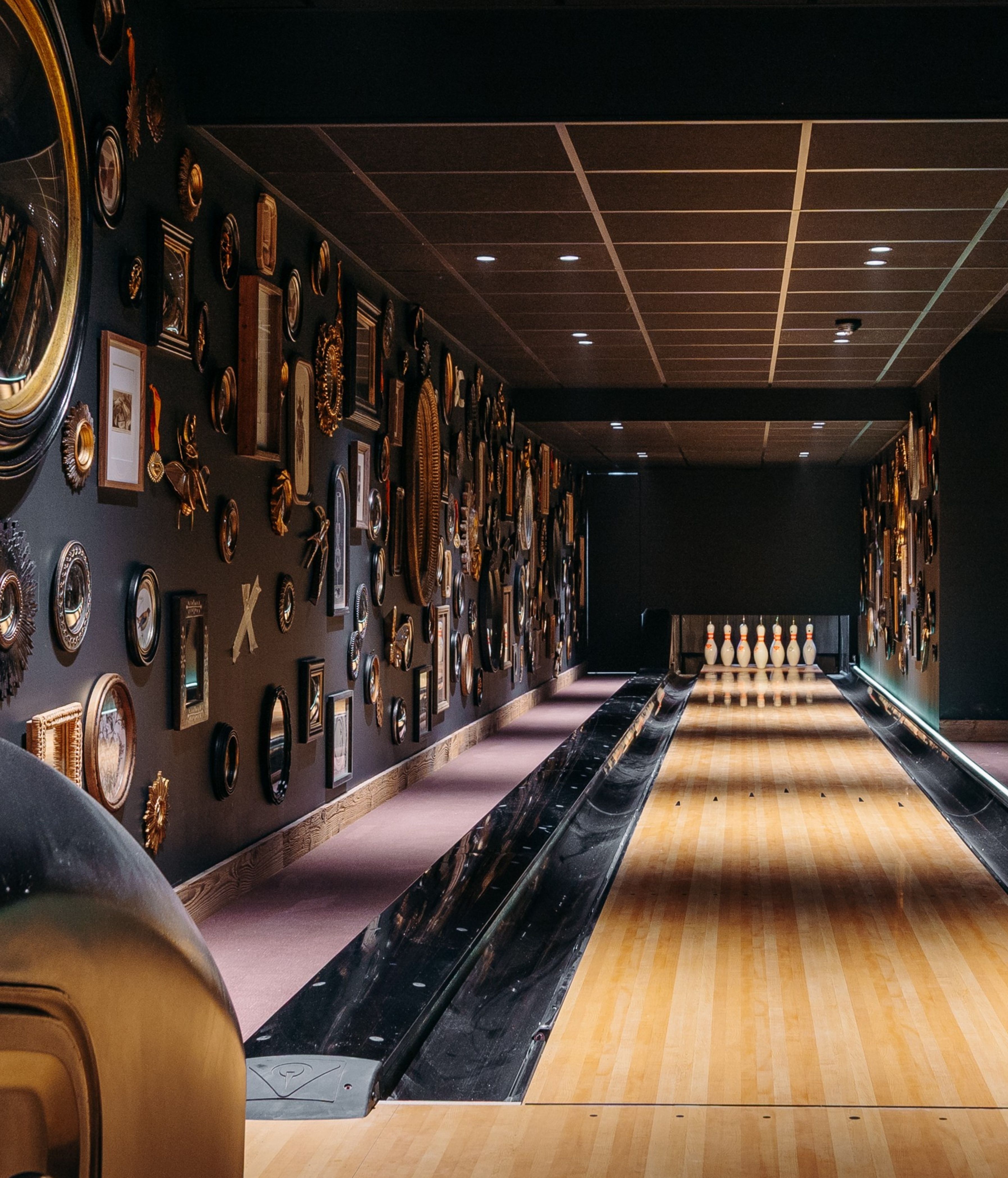 Cheval avec harnais dans un paysage enneigé à Megève.