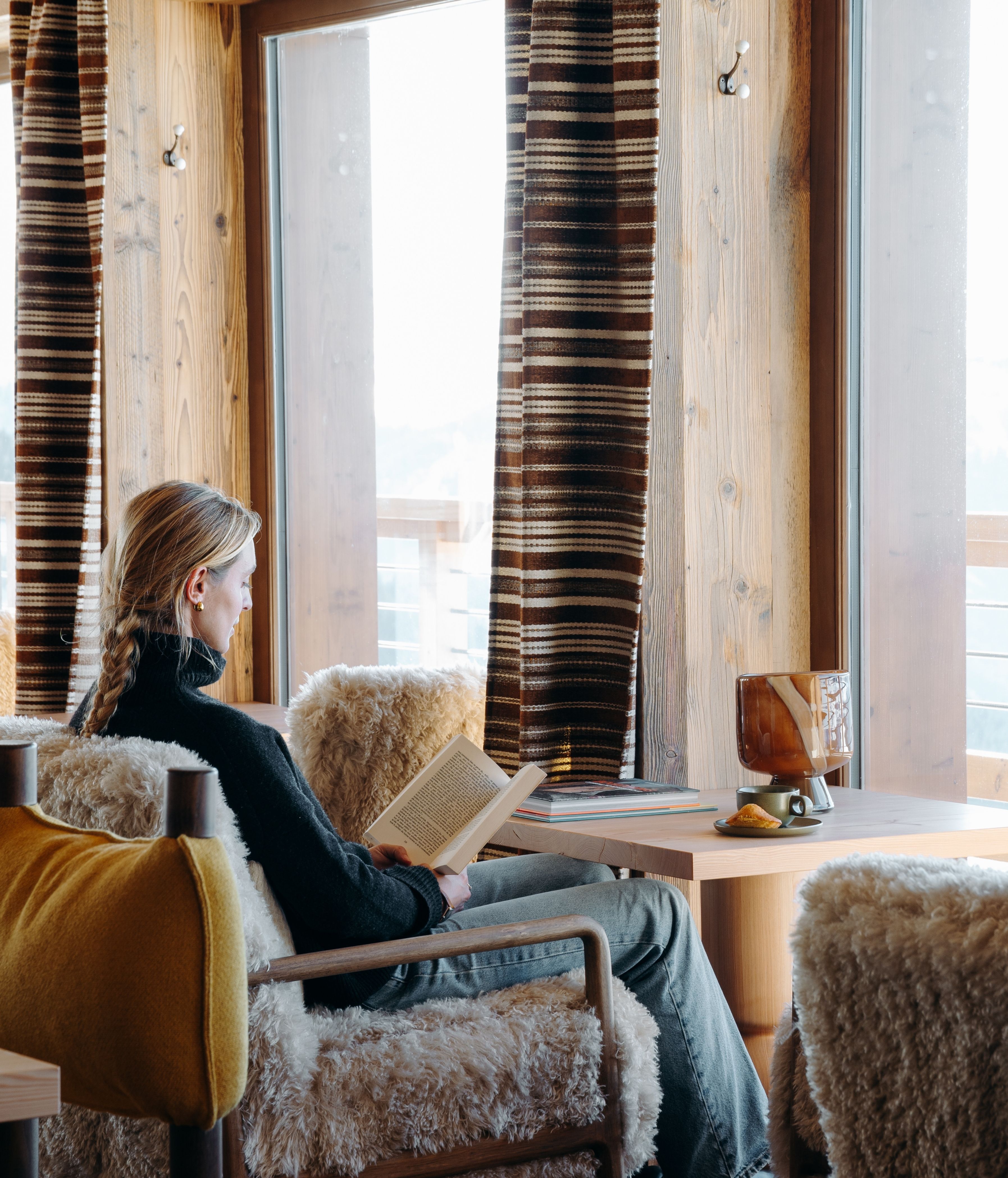 Skieur ajustant ses chaussures de ski au Refuge Chez La Tante — Megève.