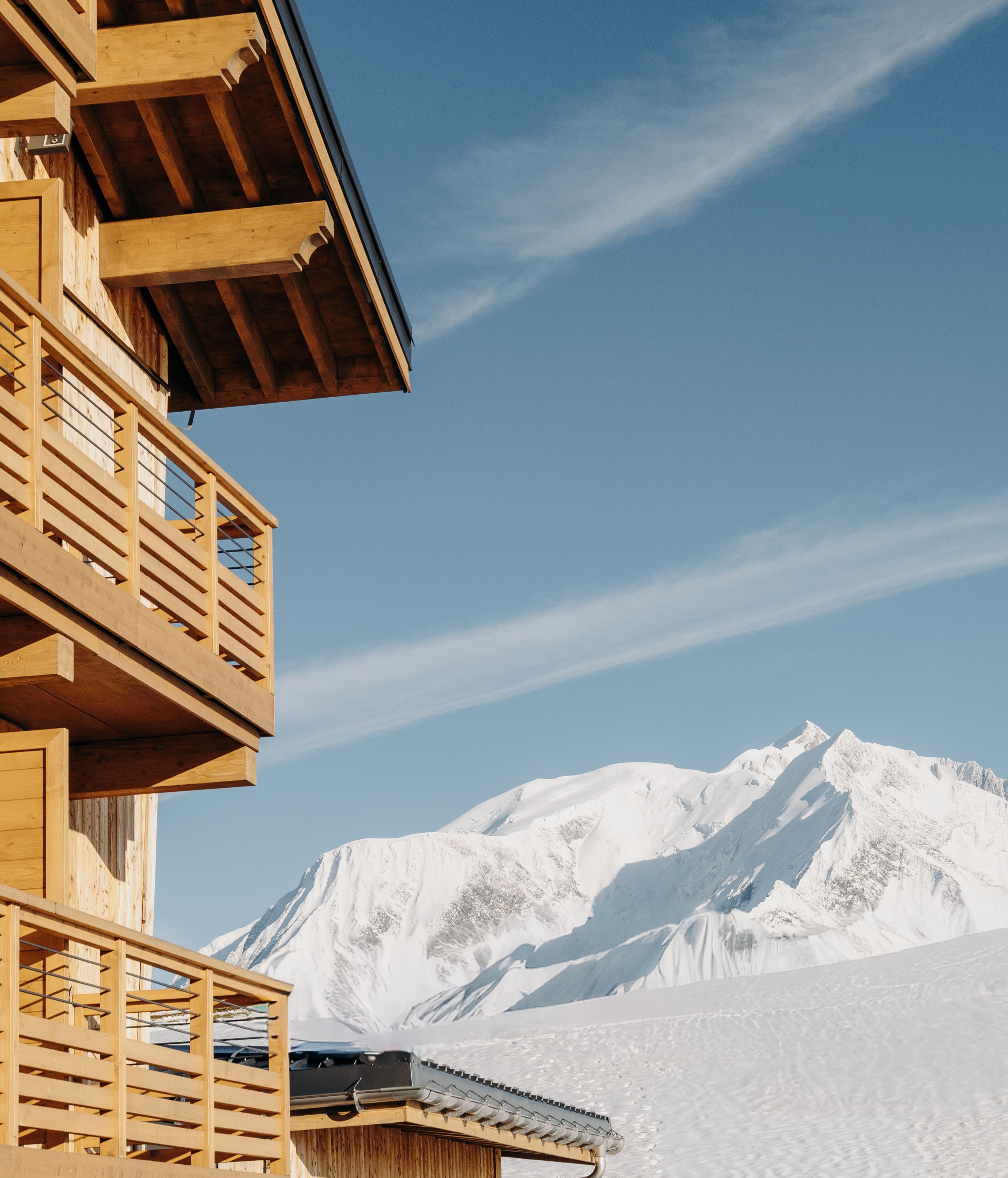 Télécabine traversant les montagnes au lever du soleil à Megève.