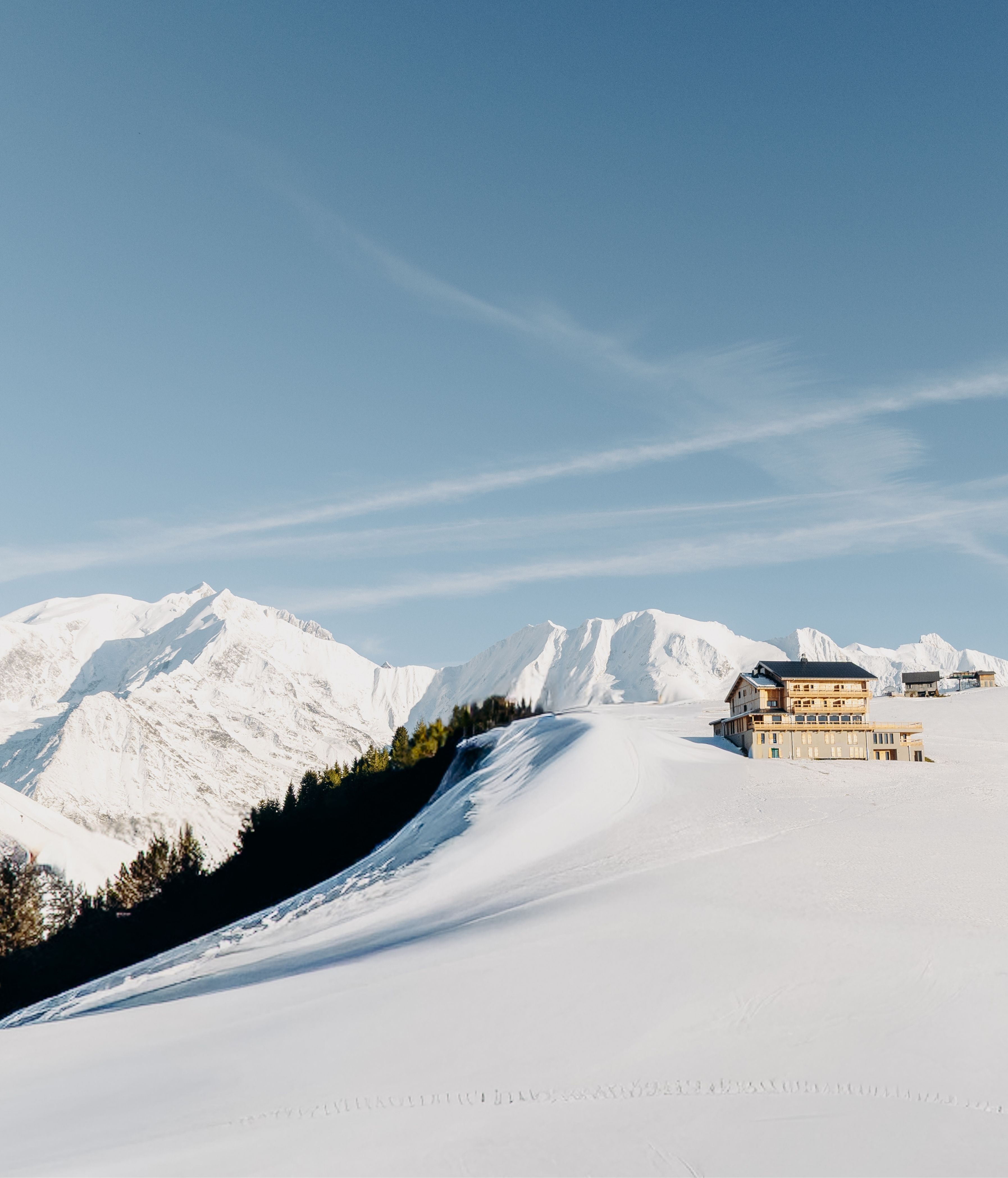 Pistes de ski au coucher du soleil à Megève.