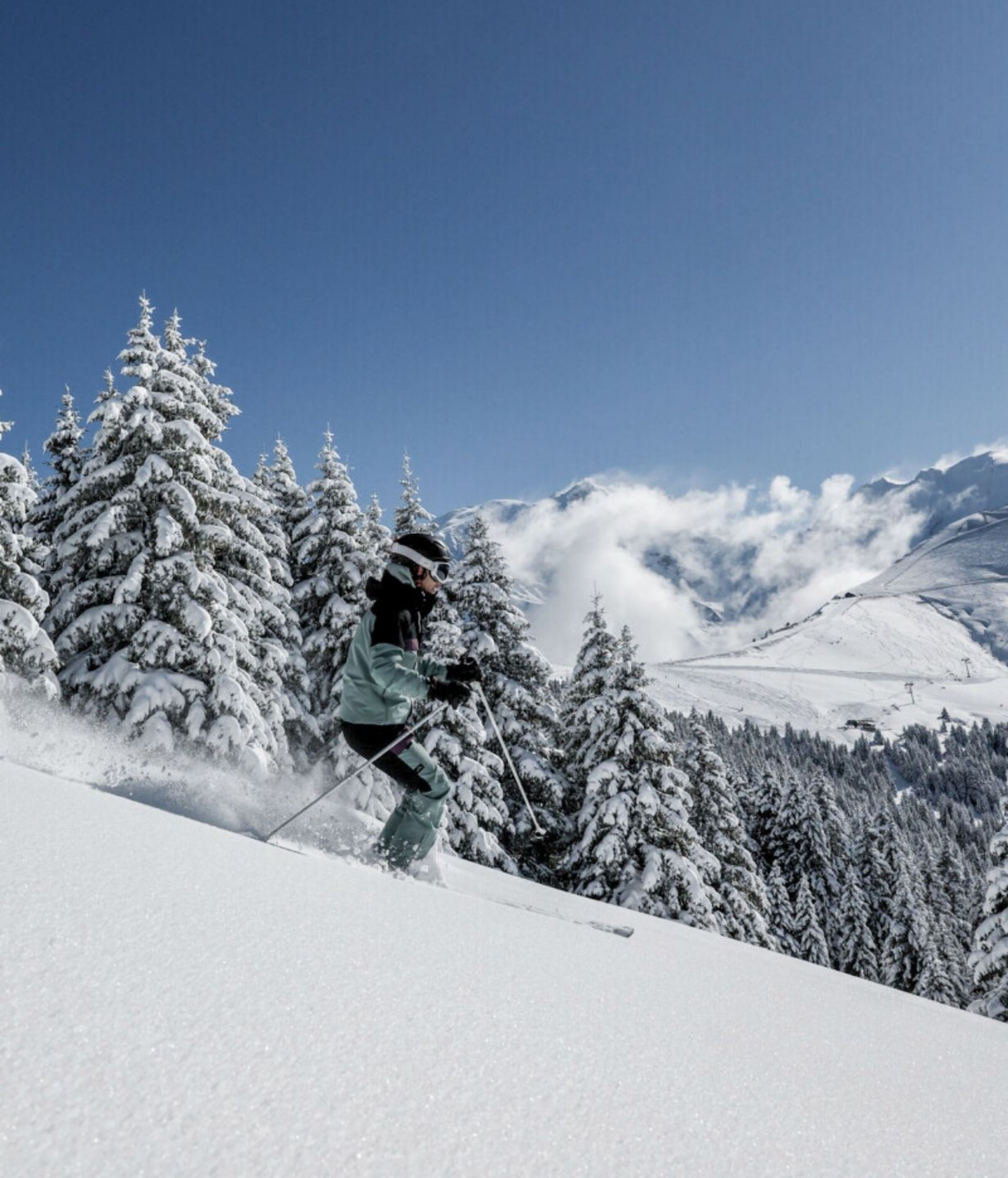 Femme souriante tenant une boisson chaude dans un chalet au Refuge Chez La Tante — Megève.
