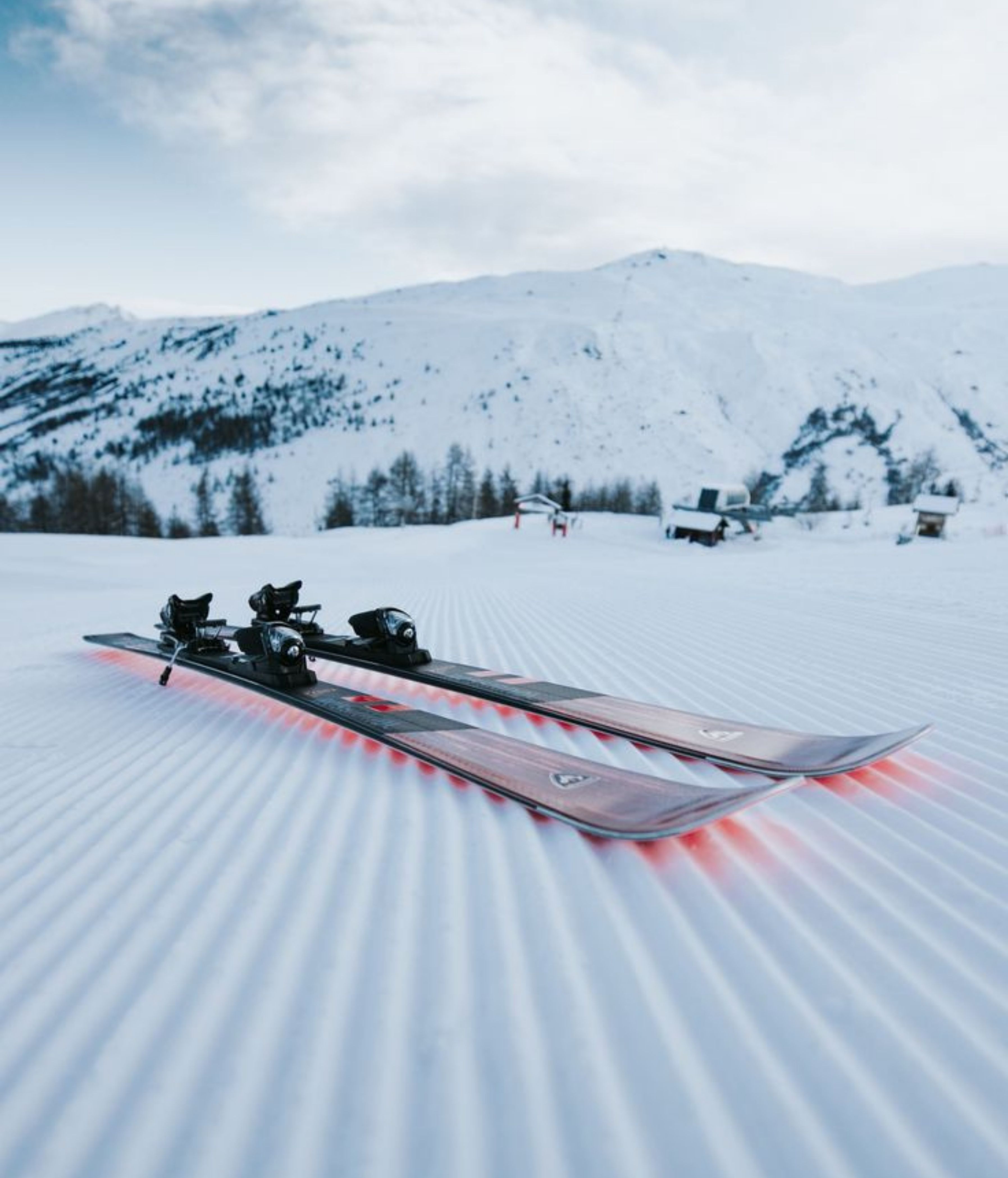 Femme jetant de la neige en l’air dans un paysage hivernal à Megève.