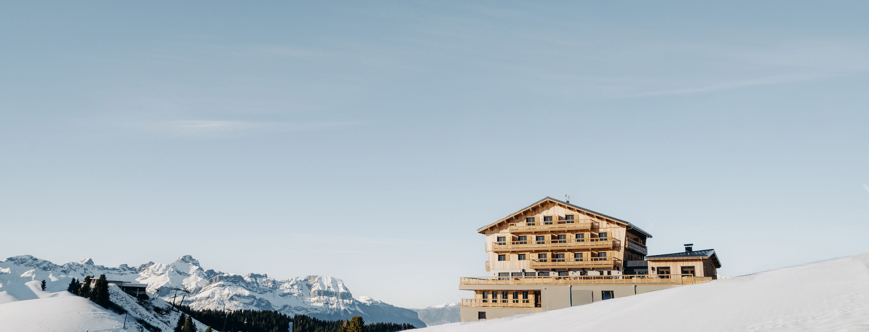 Paysage alpin enneigé avec ciel bleu au Refuge Chez La Tante — Megève.