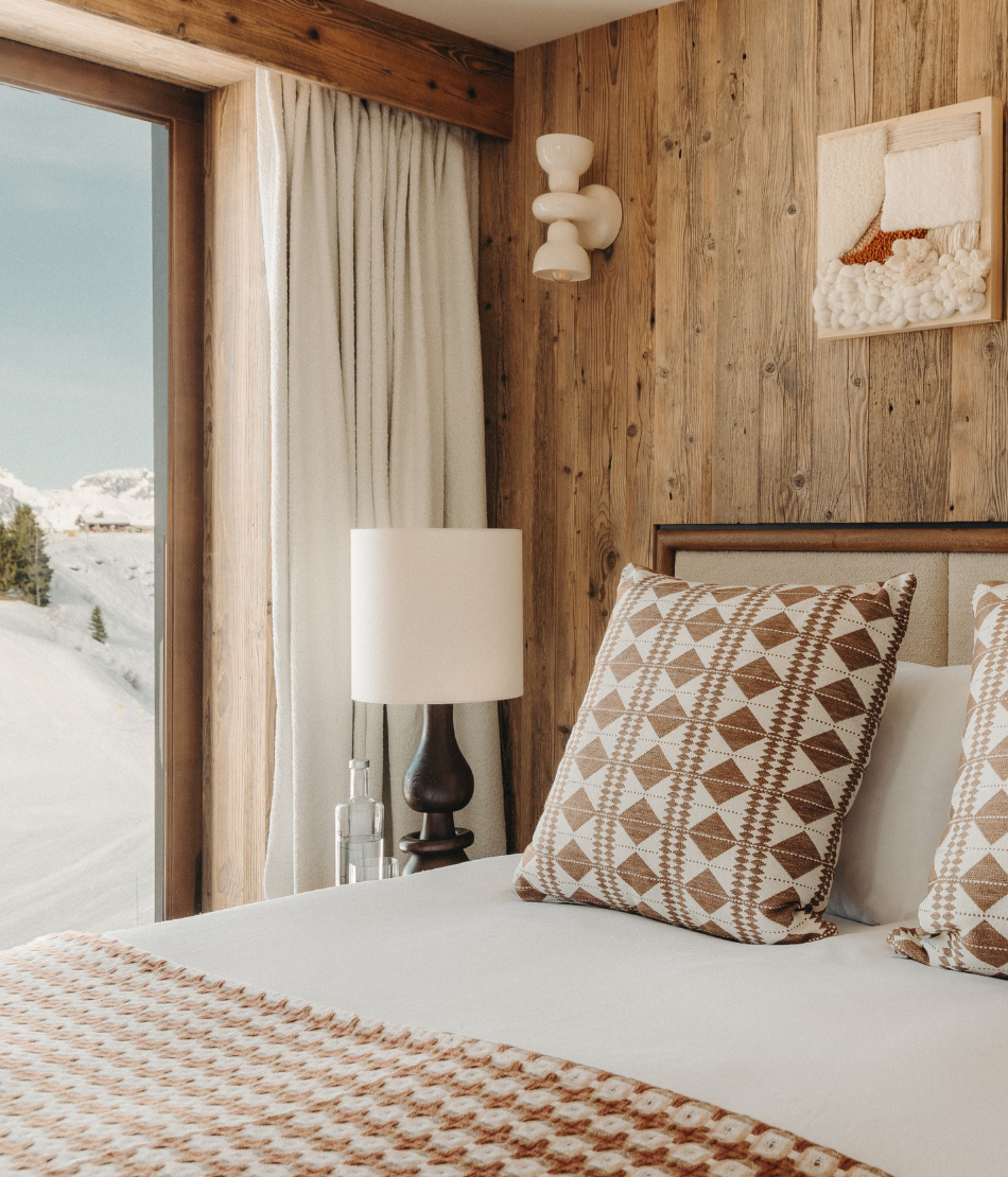 Elegant room with mountain decor at the Refuge Chez La Tante — Megève.