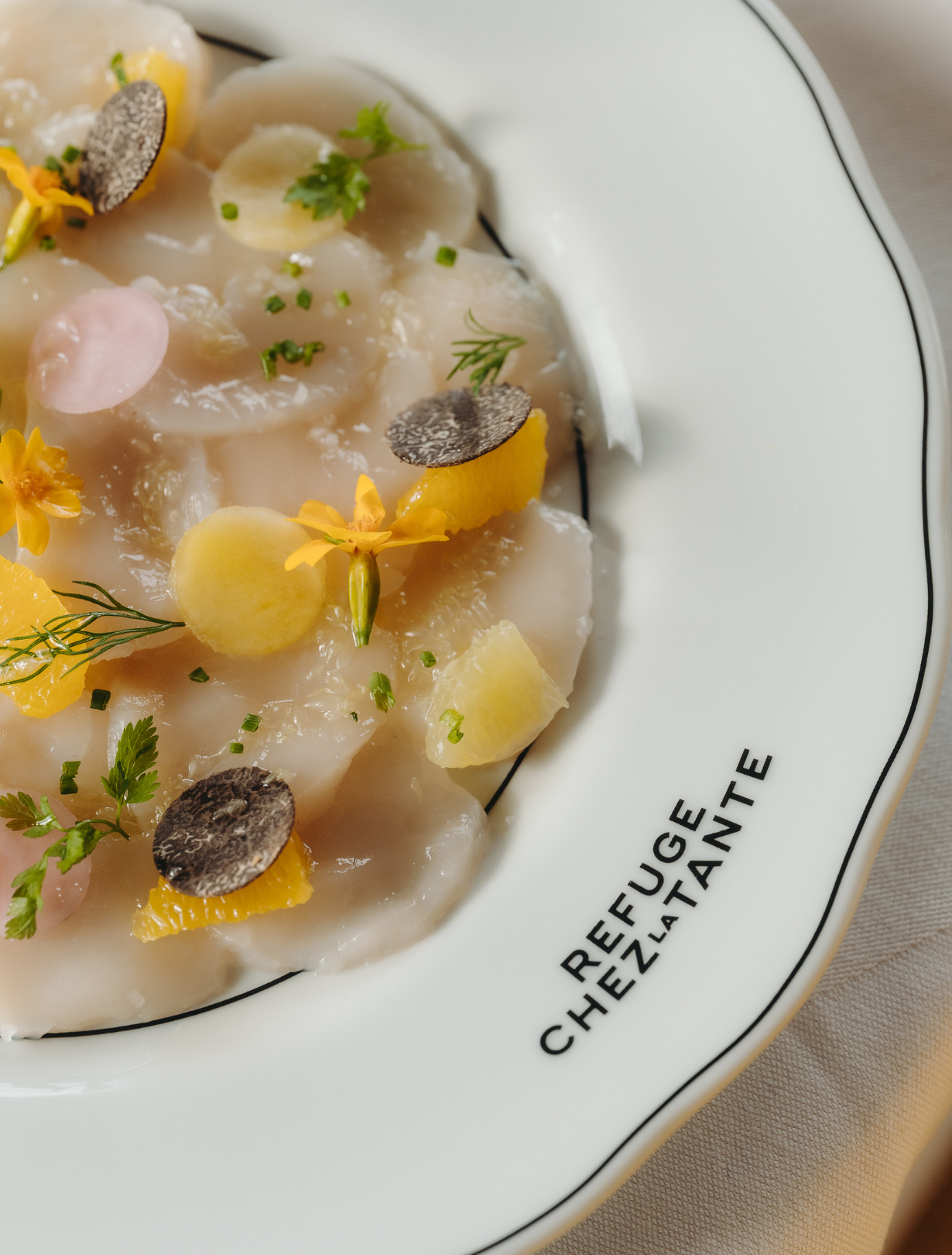 Table with coffee cups and a cozy atmosphere at the Refuge Chez La Tante — Megève.