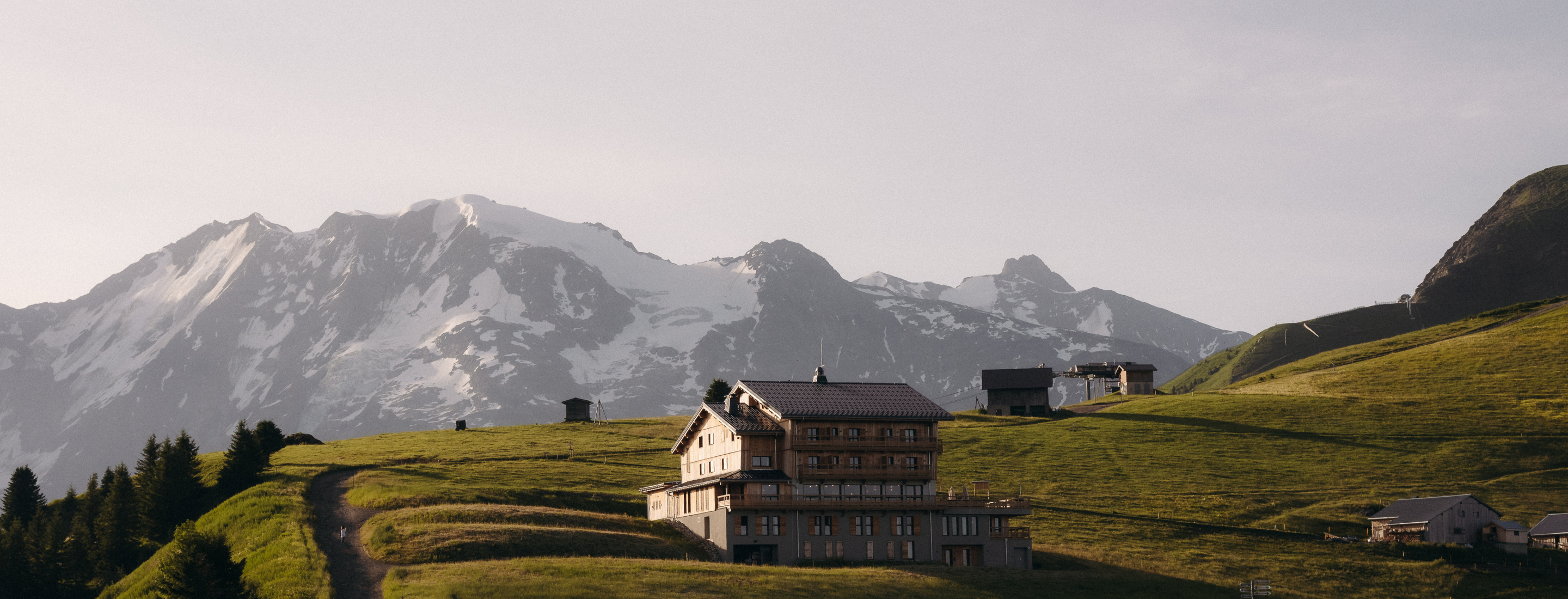 Snowy alpine landscape with blue sky at the Refuge Chez La Tante — Megève.
