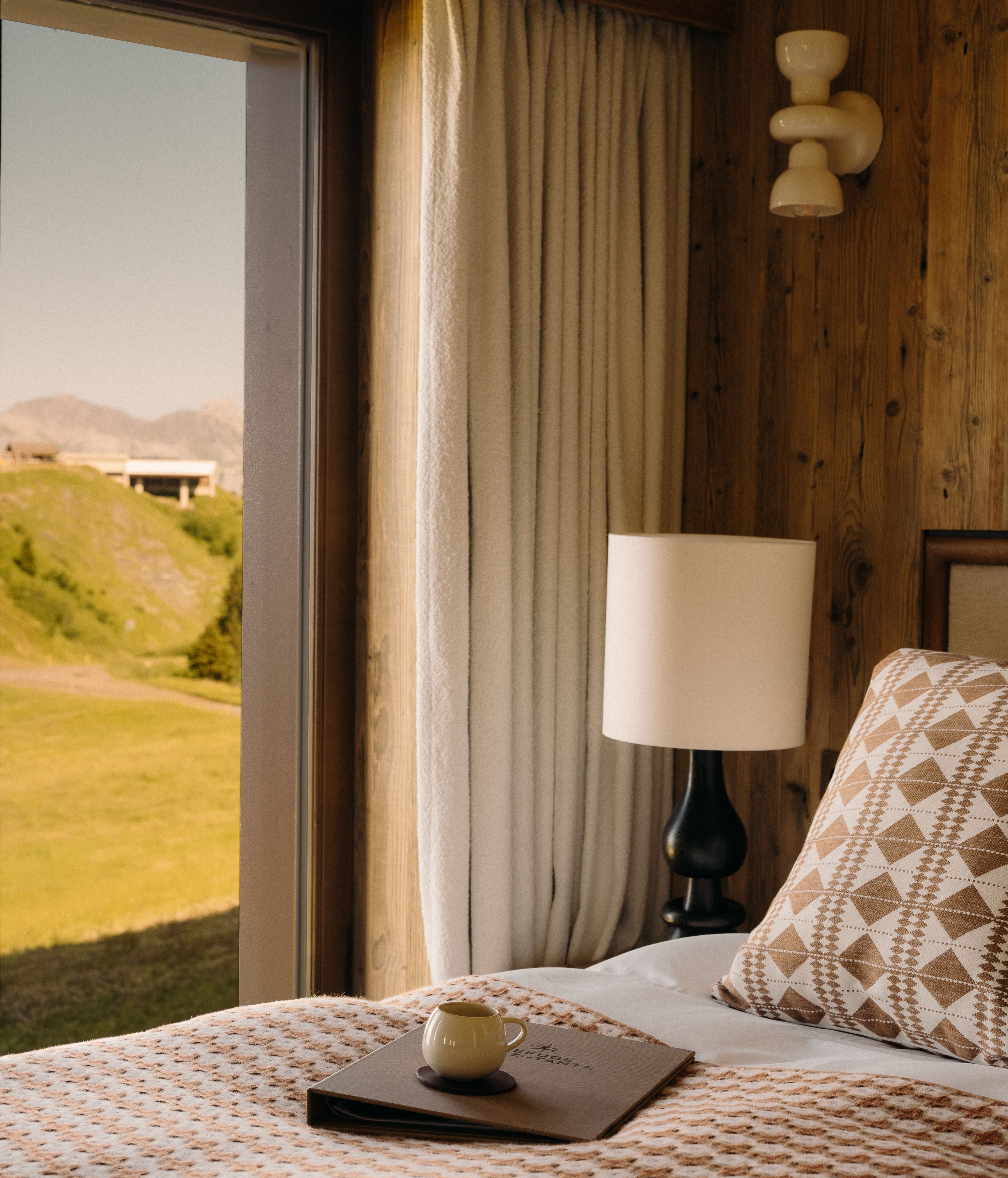 Elegant room with mountain decor at the Refuge Chez La Tante — Megève.