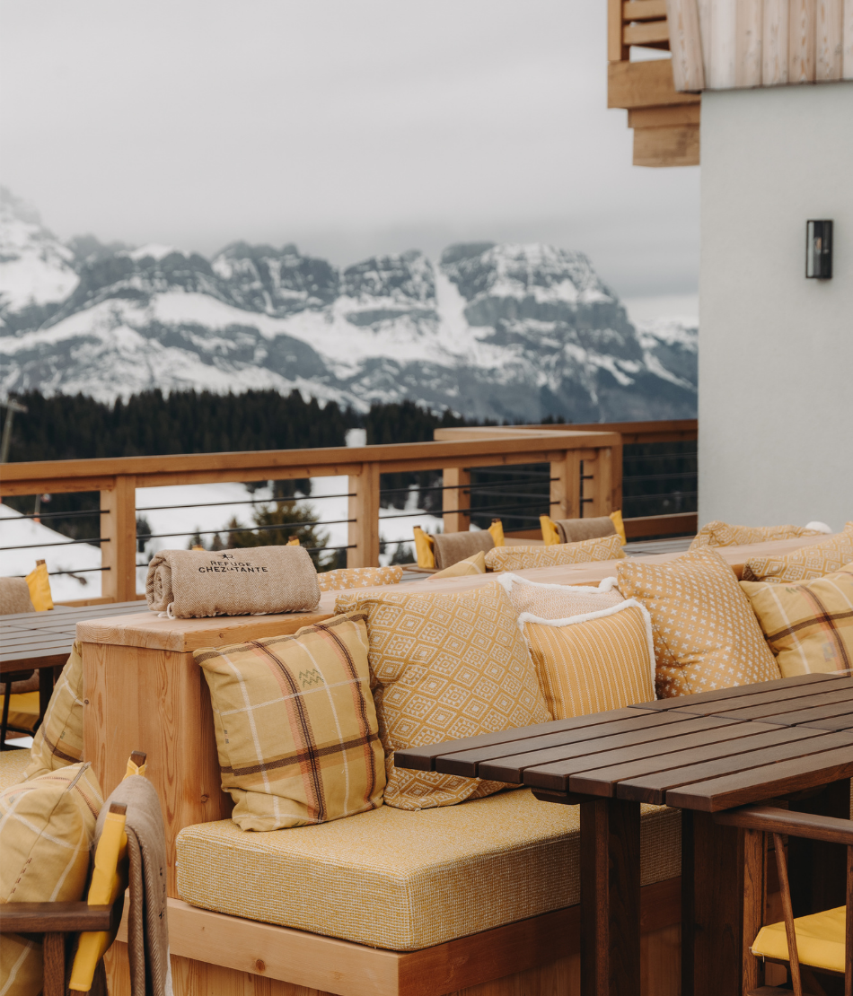 Terrasse du Refuge Chez La Tante face aux sommets enneigés — Saint-Gervais-les-Bains.