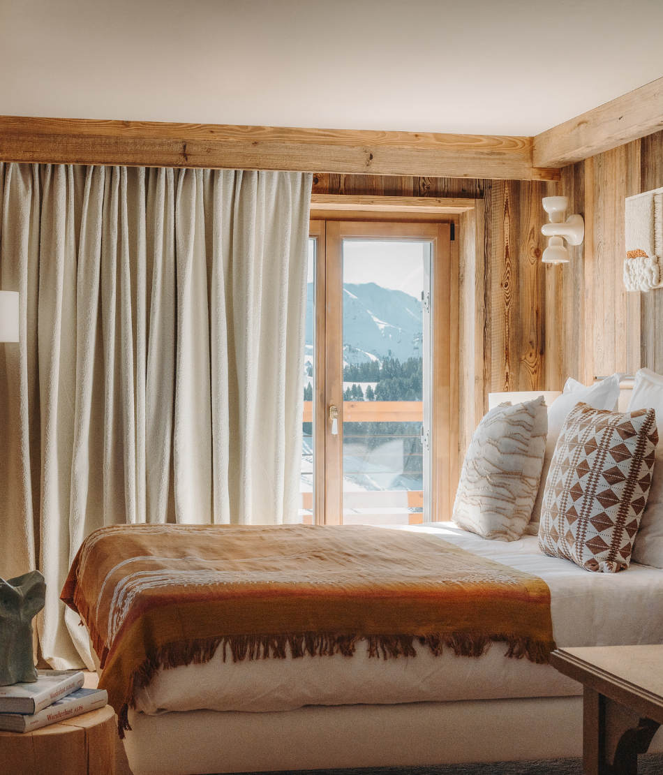 Chambre du Refuge Chez la Tante avec vue sur les montagnes enneigées — Saint-Gervais-les-Bains.