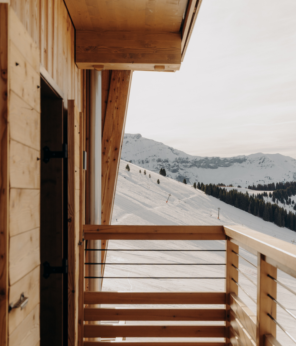 Vue sur les pistes enneigées depuis un balcon du Refuge Chez la Tante — Saint-Gervais-les-Bains.