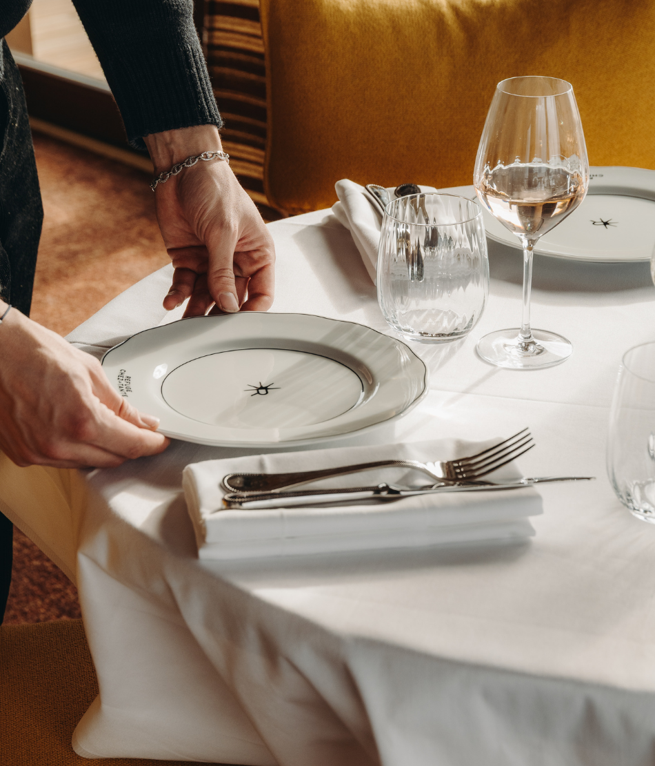Dressage d’une table au restaurant Chez la Tante — Saint-Gervais-les-Bains.