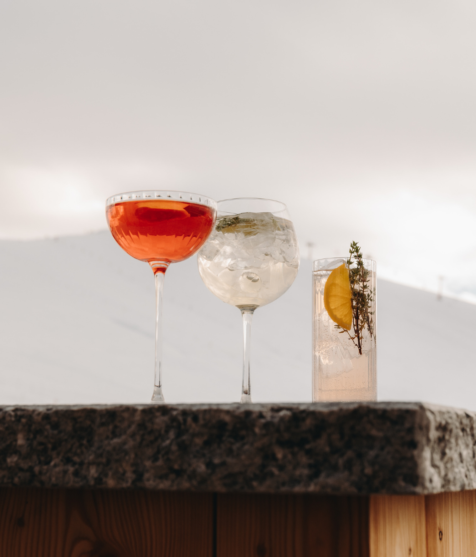 Cocktails servis face aux pistes enneigées au Refuge Chez La Tante — Saint-Gervais-les-Bains.