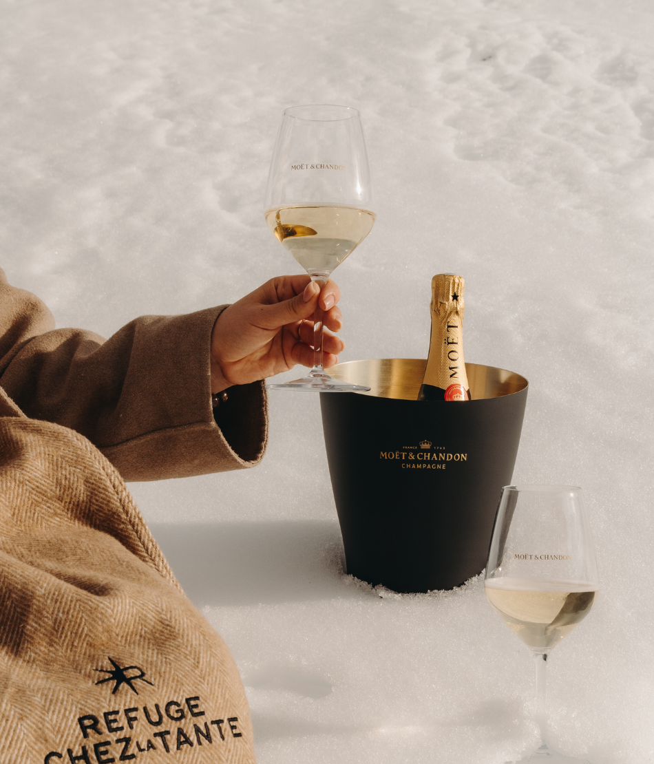 Champagne dégusté dans la neige au Refuge Chez La Tante — Saint-Gervais-les-Bains.