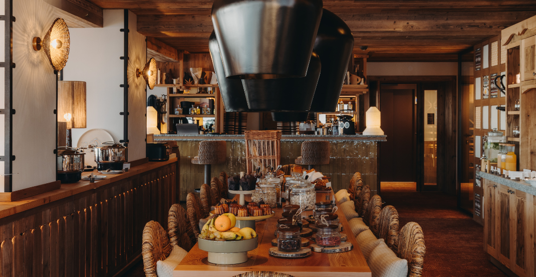 Buffet du petit-déjeuner au Refuge Chez La Tante — Saint-Gervais-les-Bains.