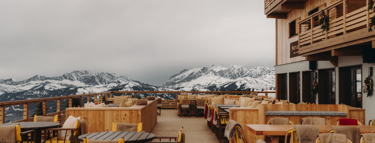 Terrasse enneigée du Refuge Chez La Tante face aux montagnes — Saint-Gervais-les-Bains.