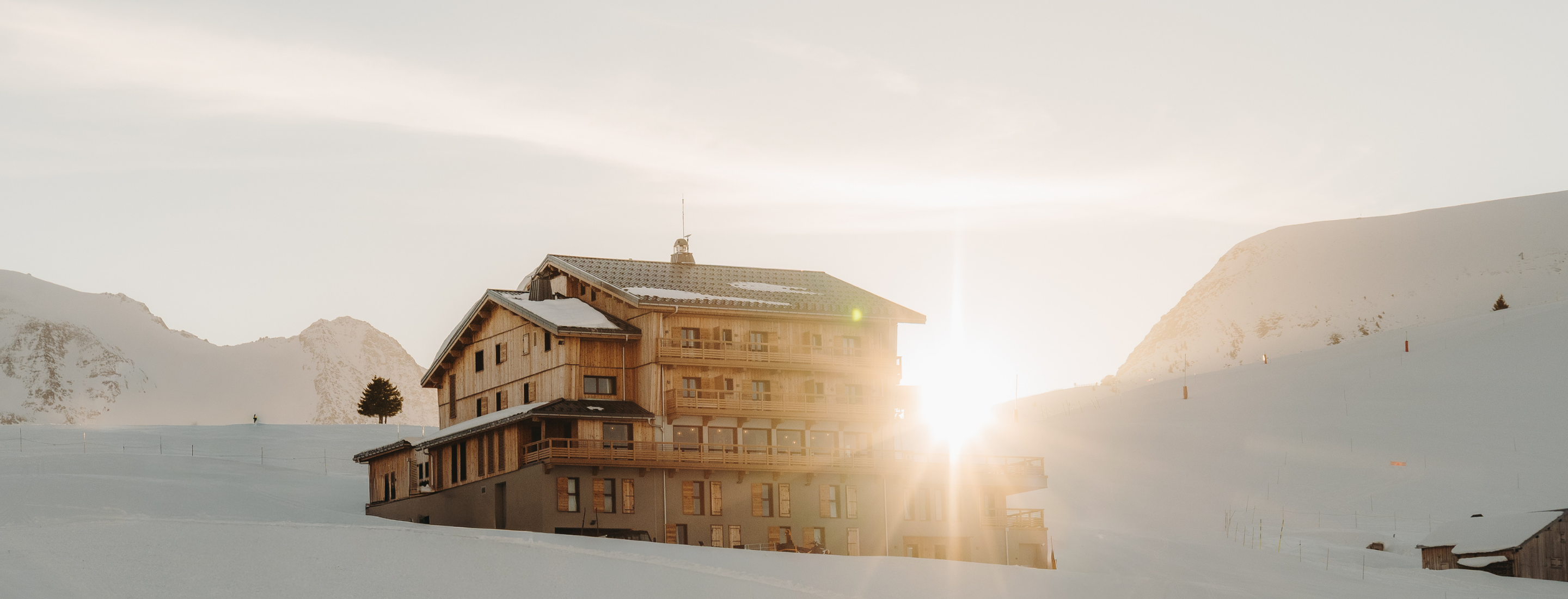 Vue panoramique sur les montagnes enneigées et chalets à Saint-Gervais-les-Bains au lever du soleil.