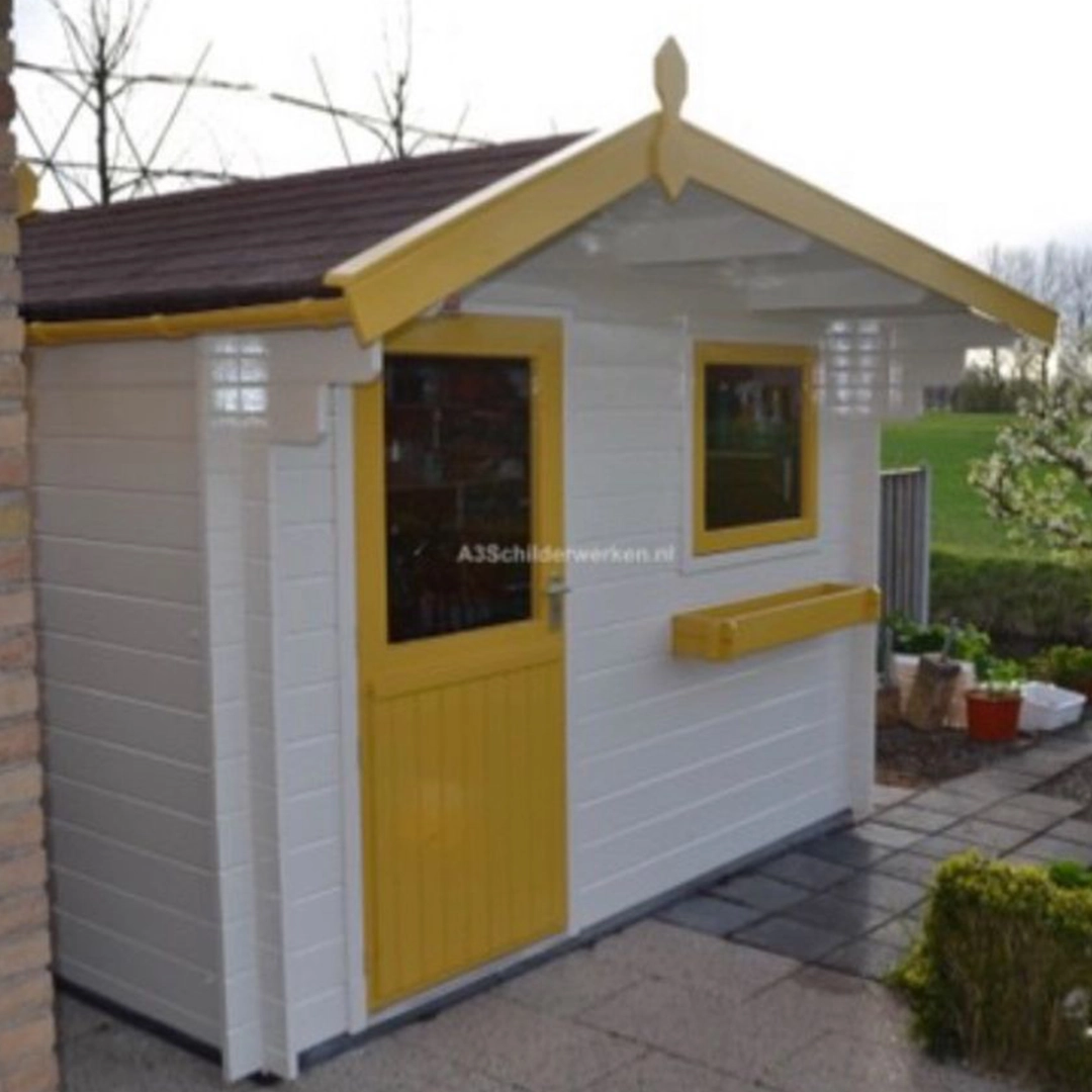 Wit geschilderd houten tuinhuisje met gele accenten en bloembak, gelegen in een groene tuin.