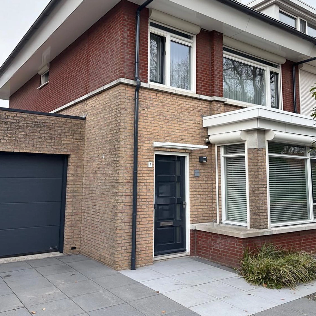 Voordeur en gevel van hoekwoning.