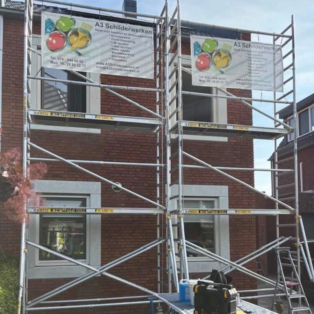 Gevel met steiger en spandoek van A3 Schilderwerken