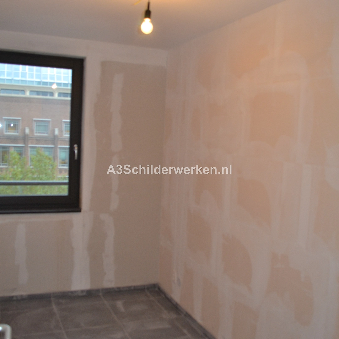 Kamer in voorbereiding met gestucte gipsplaten, klaar voor verdere afwerking.