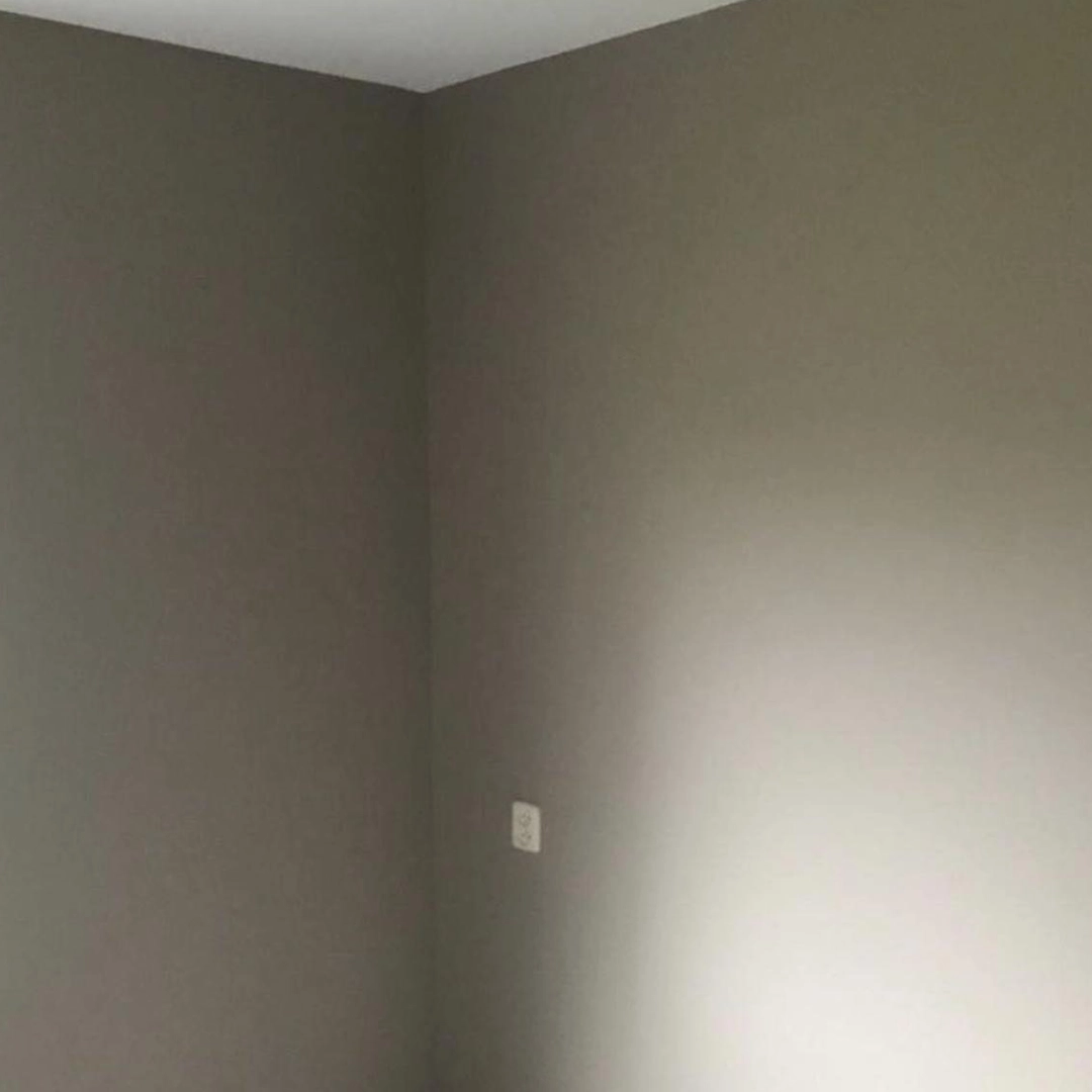 Strak geschilderde hoek in een warme taupekleur – zorgt voor een rustige, moderne uitstraling en past perfect bij een natuurlijk interieur.