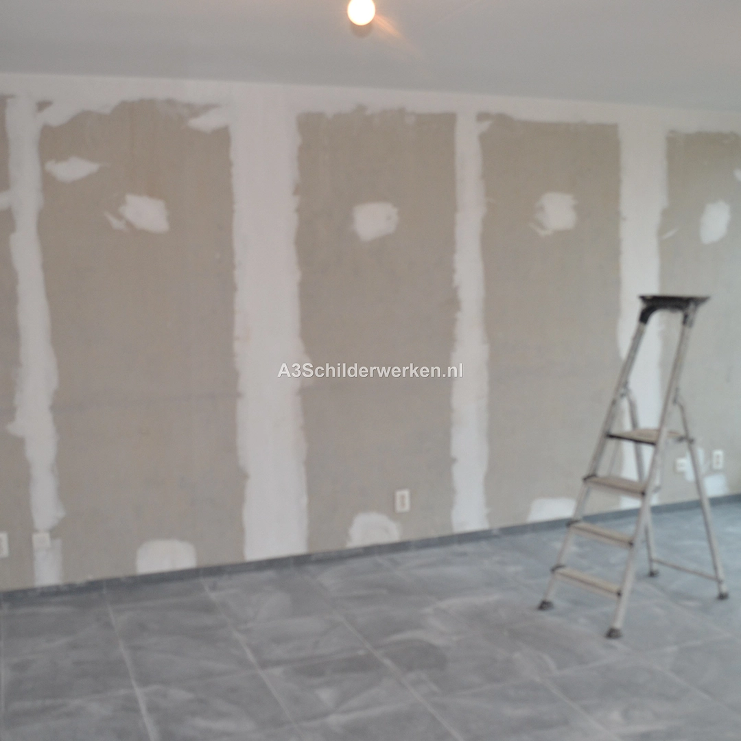 Voorbereide muur met gestucte naden en vullingen, klaar voor verdere afwerking of behang.