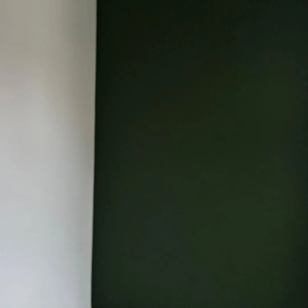 Lichte muur aan de linkerkant en donkere muur aan de rechterkant met een rechte scheidingslijn tussen beide.