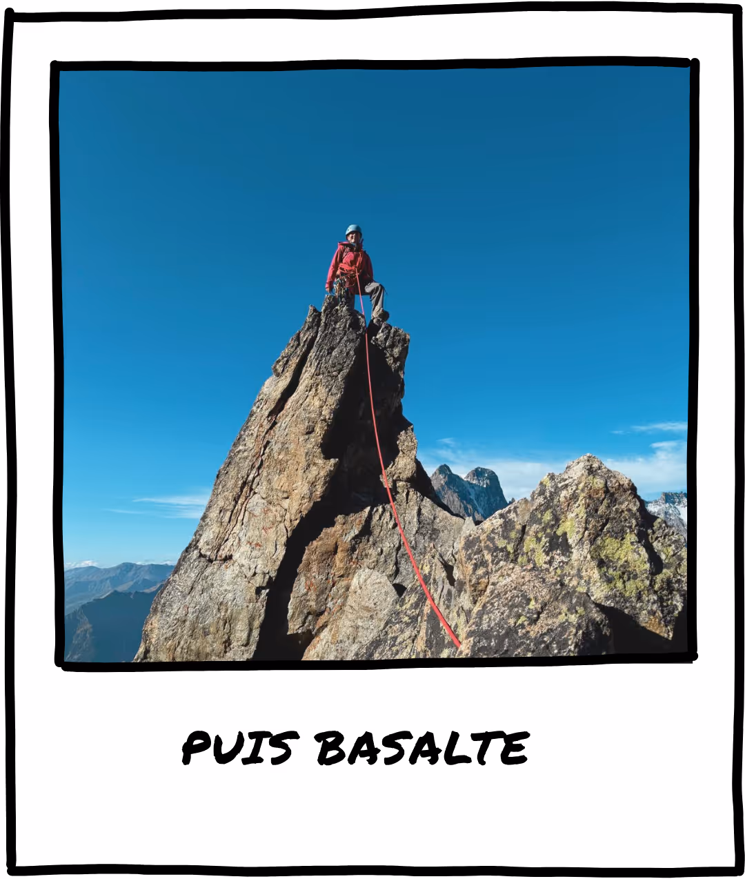 Fondatrice de la marche en tenue rouge d'alpiniste debout au sommet d’un pic rocheux.