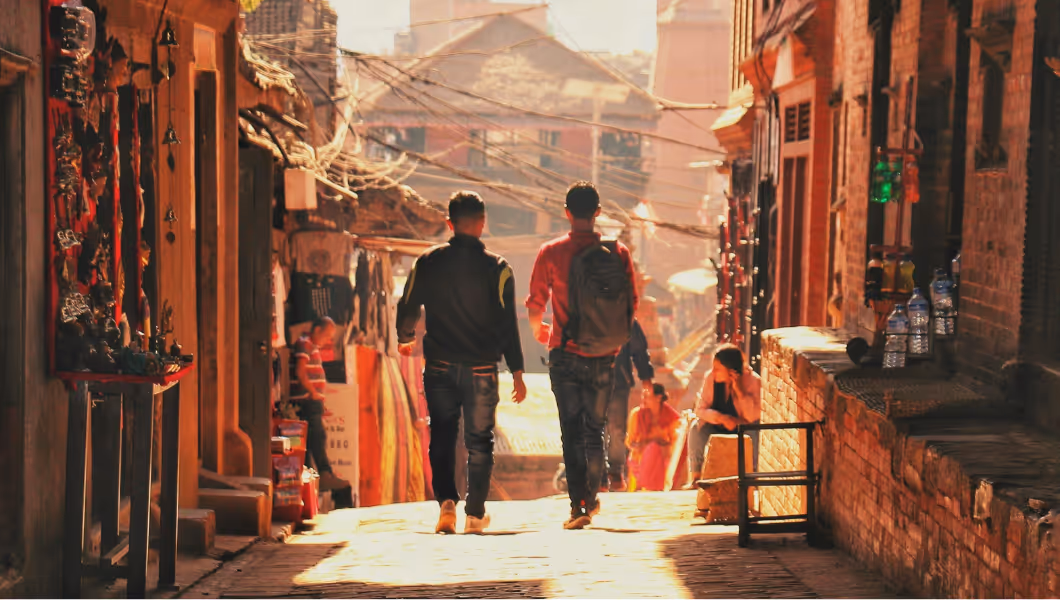 Deux hommes nepalais marchant dans une animé de Kathmandou.