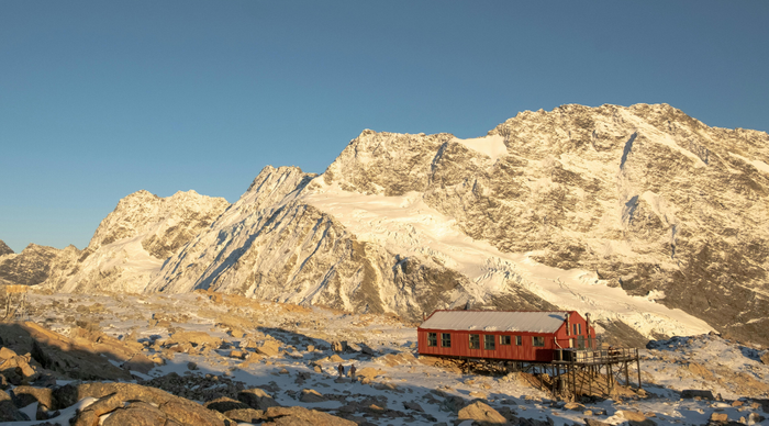 Lodge de montagne népalais au pied des montagnes.
