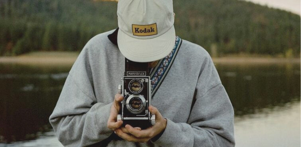 Participant prenant une photo argentique en montagne, image du trek PhotoTrek vers l’Everest.